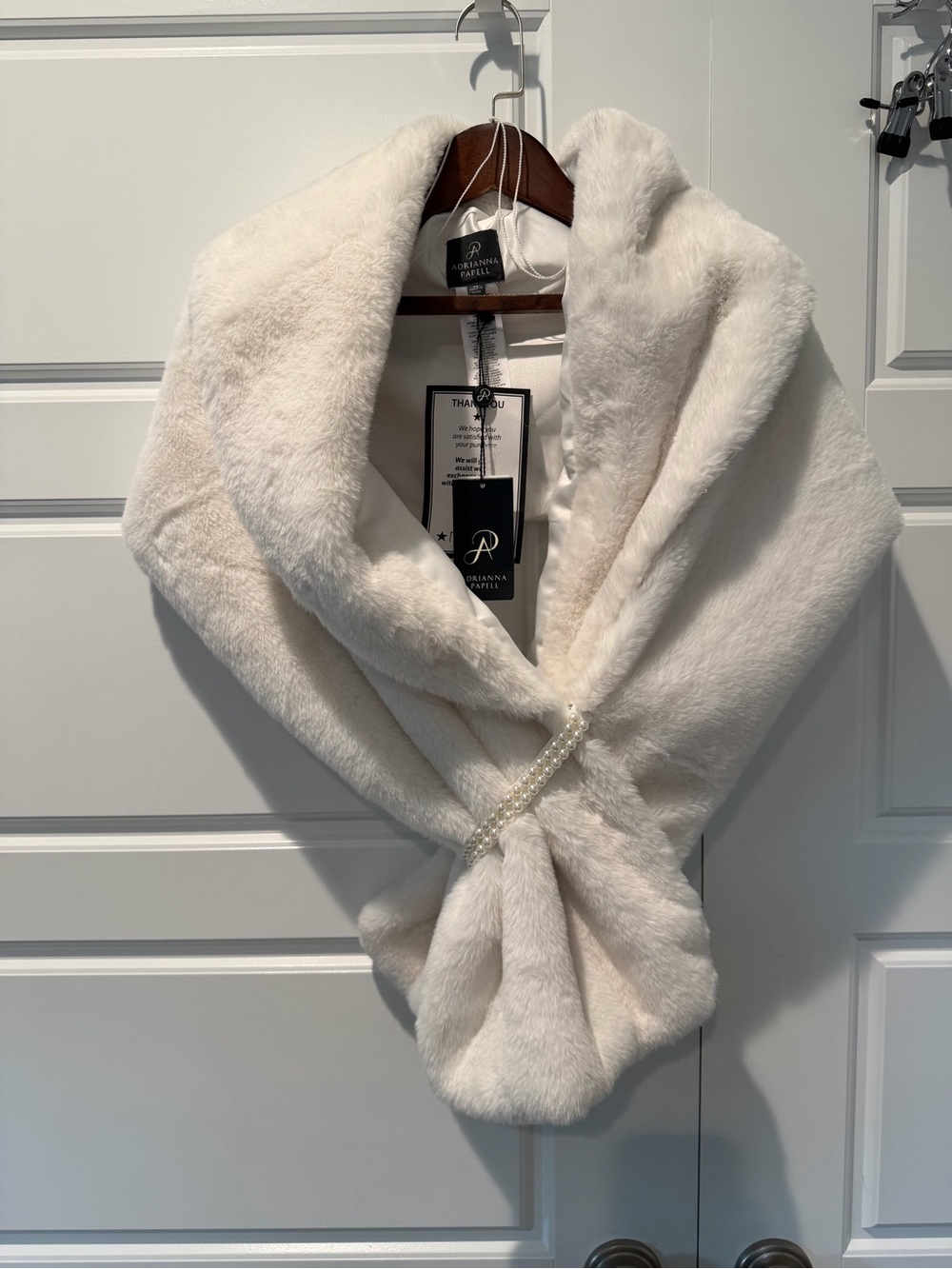 NWT Adrianna Papell White faux-fur wrap Pearl strap Closure OS Formal Shawl